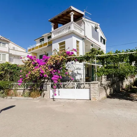 Apartment Roza *
