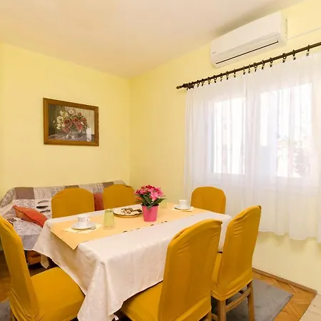 Apartment Roza *
